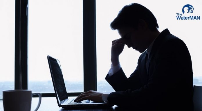 Nhân viên văn phòng mệt mỏi vì công việc