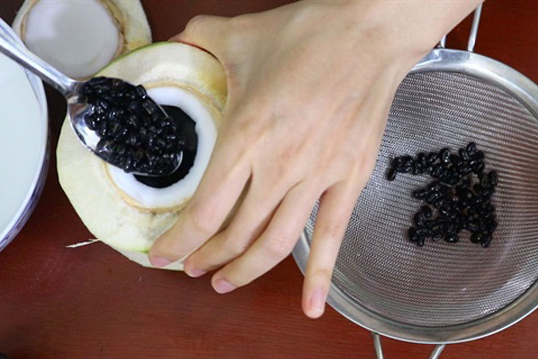 Cách làm đậu đen chưng nước dừa trị dứt điểm đau khớp