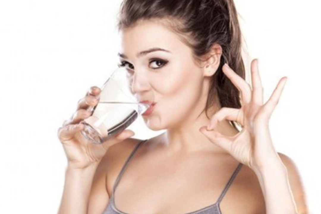 Những thói quen uống nước sau đây phá hủy cơ thể bạn từng ngày