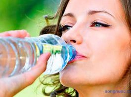 Những thói quen uống nước sau đây phá hủy cơ thể bạn từng ngày