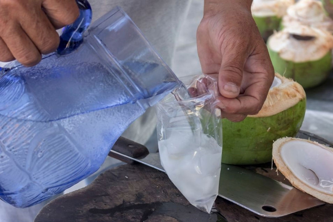 Cách uống nước dừa mang lại hiệu quả tốt nhất