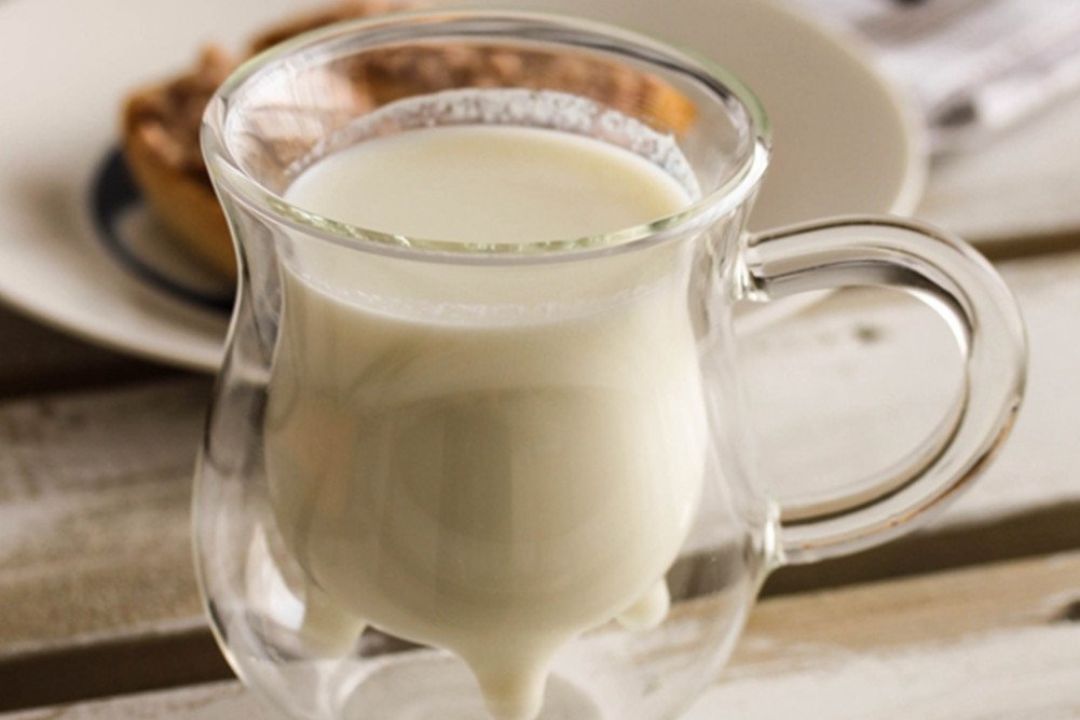 Dùng sữa để uống sau khi đi nắng sẽ phù hợp hơn so với nước đá