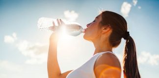 Uống nước đá hay nước lạnh là một thói quen sảng khoái