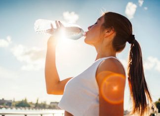 Uống nước đá hay nước lạnh là một thói quen sảng khoái