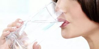 Uống nước vừa trực tiếp giúp trị táo bón