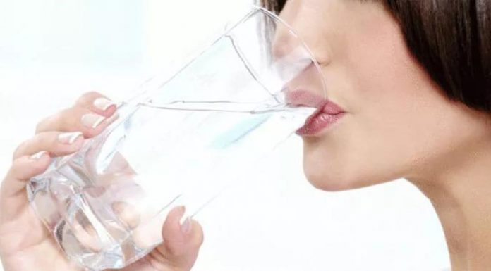 Uống nước vừa trực tiếp giúp trị táo bón